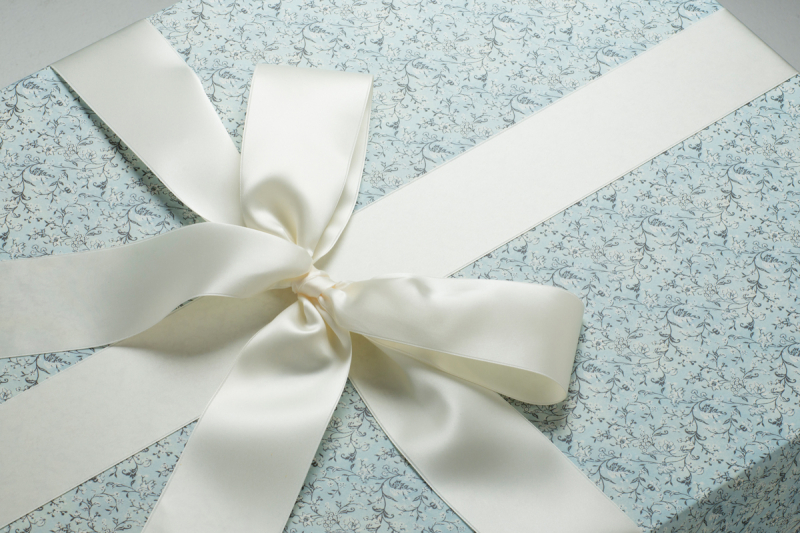 Das Design Blue Flower Dream wird mit einem cremefarbenen Satinband kombiniert.